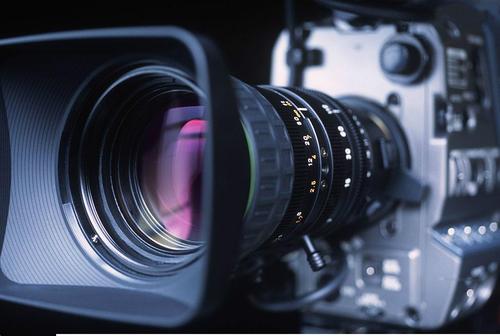 互聯(lián)網(wǎng)直播平臺(tái)亂象調(diào)查：監(jiān)管處真空 惡性競(jìng)爭(zhēng)陷死循環(huán)