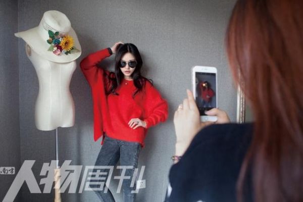淘寶店上新的宣傳照大多是周揚(yáng)青自拍或朋友用手機(jī)拍攝的 本刊記者/梁辰